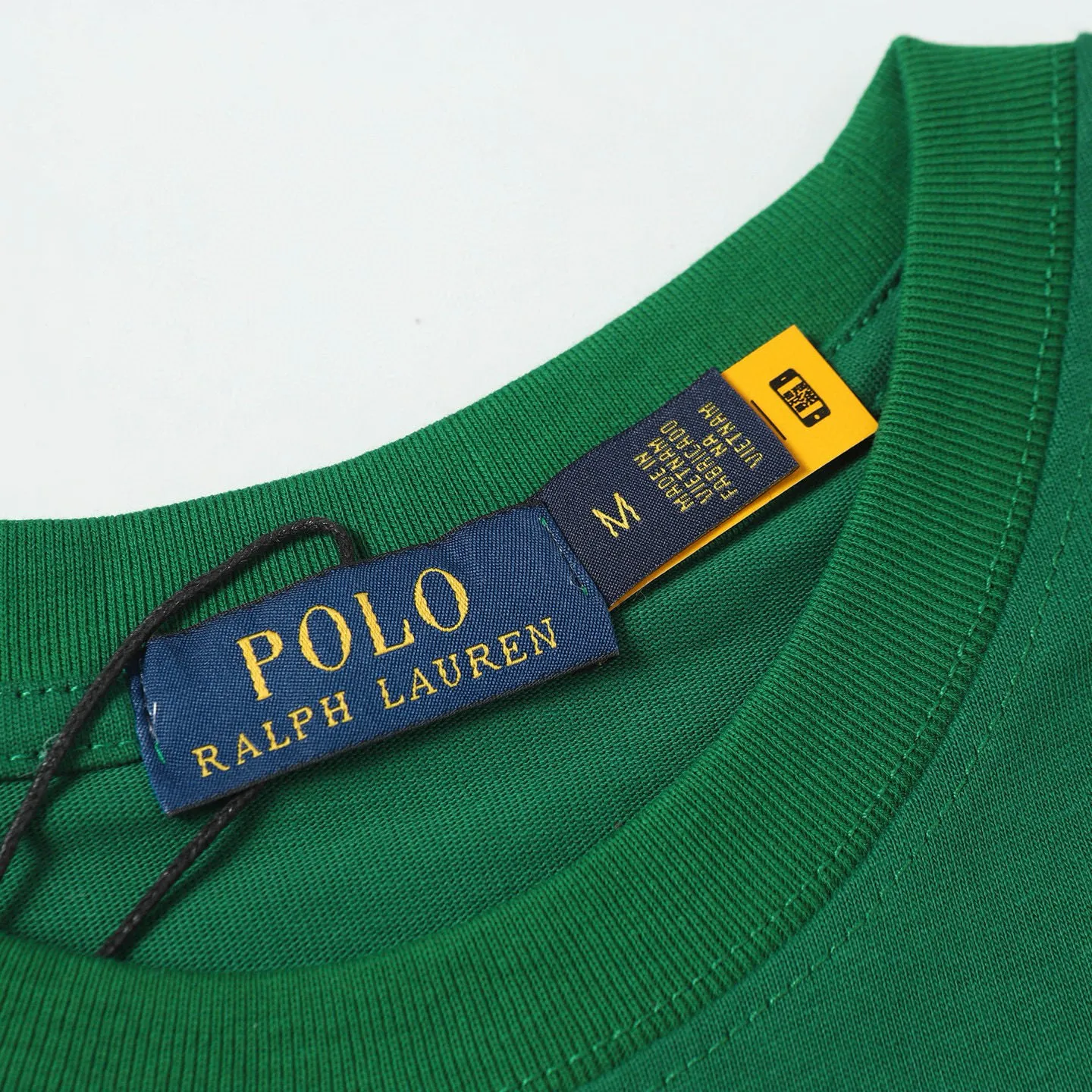 P126 Style number: 505 Ralph Lauren/Ralph Lauren 25ss new summer silicone Polo embossed round neck T-shirt. The main logo on the neck has a QR code mark, which can be scanned for verification. The 3D silicone three-dimensional English letter logo is embossed to distinguish low-quality products on the market. 32 counts, 240g hydrophilic toner, 100% cotton fabric, comfortable and soft, highly breathable, focusing on high-end cost-effectiveness, needless to say good quality. Available in a variety of colors, both boys and girls can try this genderless style, giving them a yuppie tone in no time. Immerse yourself in your leisurely style, and have your own style in retro. Natural, vivid and very French romantic feelings, perfectly integrating youthful atmosphere and trend. Color: white, black, navy blue, dark green Size: S-xL S Shoulder width 44 Bust 104 Sleeve length 23 Clothing length 72 M Shoulder width 45 Bust 108 Sleeve length 24 Clothing length 74 L Shoulder width 46 Bust 112 Sleeve length 25 Clothing length 76 xL Shoulder width 47 Bust 116 Sleeve length 26 Clothing length 78